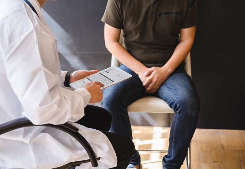 Doctor-discussing-testicular-pain-symptoms-with-a-male-patient
