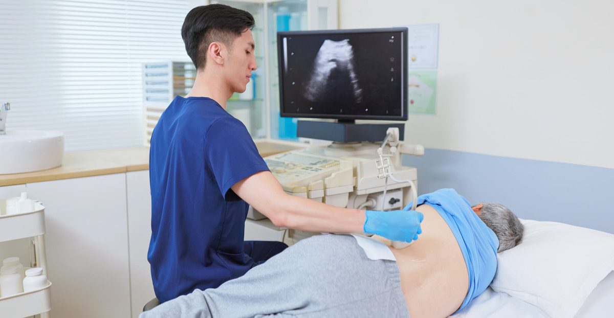 Performing-an-ultrasound-on-the-kidneys