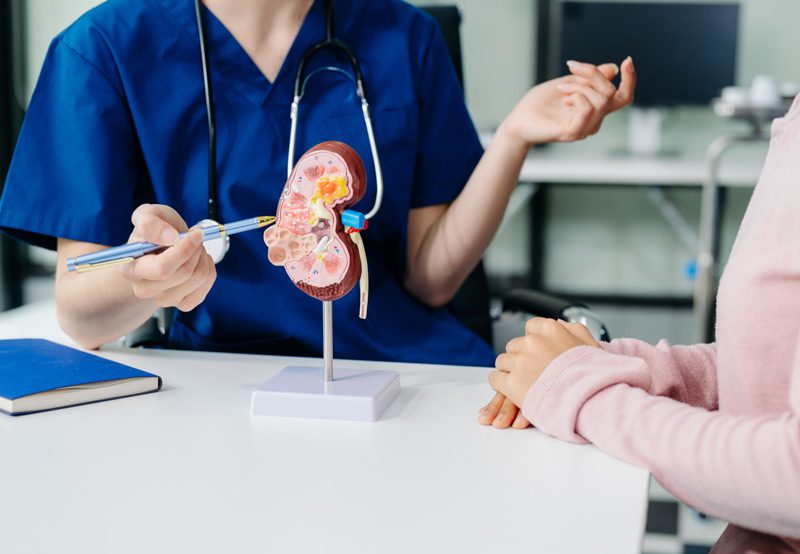 Urologist-consulting-a-patient-about-kidney-stones