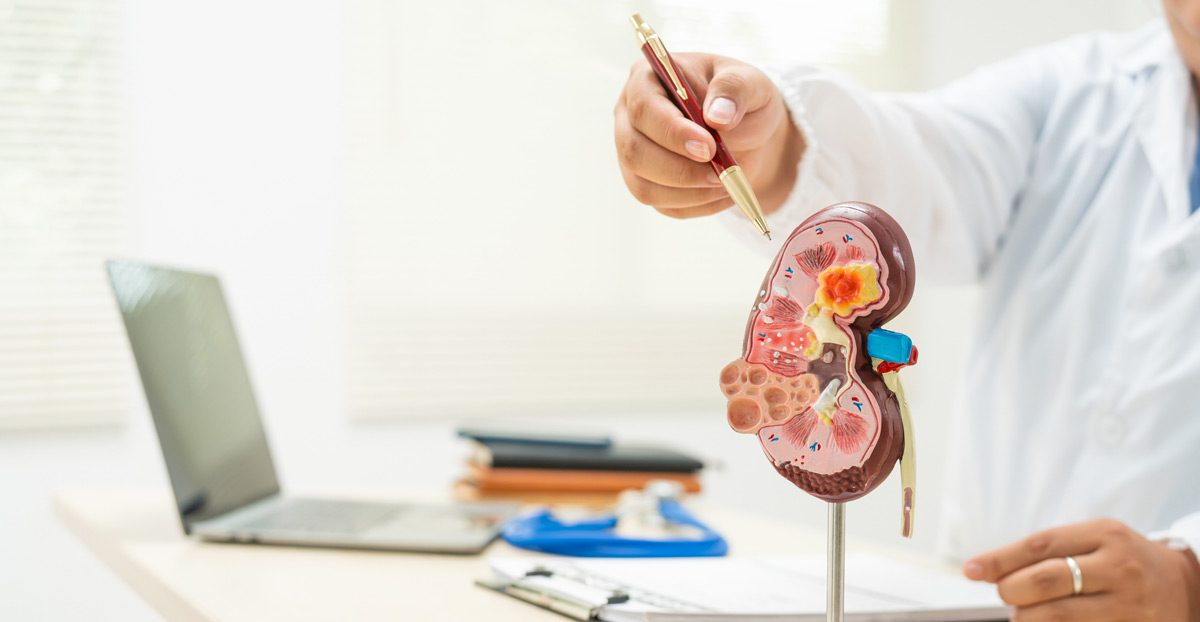 Urologist-explaining-hydronephrosis-treatment-to-patient